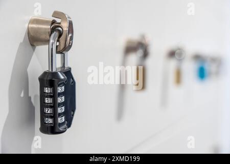 Casiers, dans un centre de formation, compartiments verrouillables avec cadenas Banque D'Images