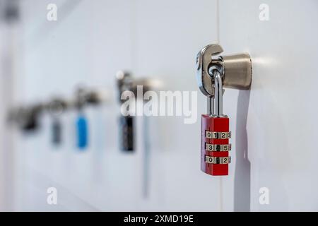 Casiers, dans un centre de formation, compartiments verrouillables avec cadenas Banque D'Images