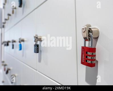 Casiers, dans un centre de formation, compartiments verrouillables avec cadenas Banque D'Images