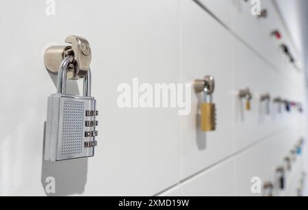 Casiers, dans un centre de formation, compartiments verrouillables avec cadenas Banque D'Images