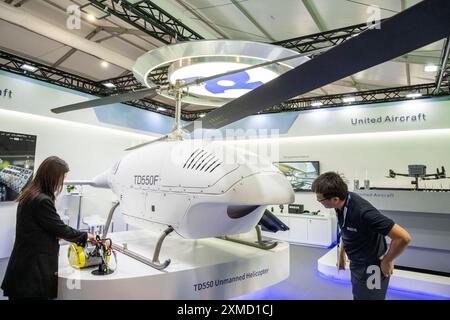 Farnborough, Grande-Bretagne. 22 juillet 2024. Un modèle d'hélicoptère sans pilote est exposé au stand de Shenzhen United Aircraft Technology Co., Ltd, lors du salon aéronautique international de Farnborough à Farnborough, Grande-Bretagne, le 22 juillet 2024. Le salon aéronautique international de Farnborough 2024 a pris fin le 26 juillet. Credit : Stephen Chung/Xinhua/Alamy Live News Banque D'Images