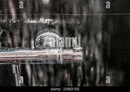 Douche, robinetterie, contrôle de la température, contrôle de la température de l'eau de douche Banque D'Images