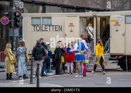 Défilé Rosenmontag à Duesseldorf, carnaval de rue, queue devant un camion de toilettes Banque D'Images