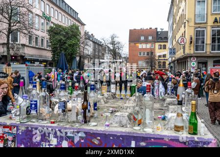 Rose Monday défilé à Duesseldorf, consommation d'alcool, boire des spiritueux à haute épreuve, Rhénanie du Nord-Westphalie, Allemagne Banque D'Images