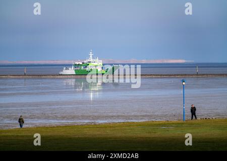 Digue de la mer du Nord, près de Neuharlingersiel, ferry pour l'île de Spiekeroog, basse-Saxe, Allemagne Banque D'Images