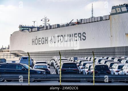 Le transporteur automobile norvégien Hoeegh Trapper, dans le terminal automobile du port maritime de Bremerhaven, peut transporter jusqu'à 8500 voitures, importe des véhicules étrangers Banque D'Images