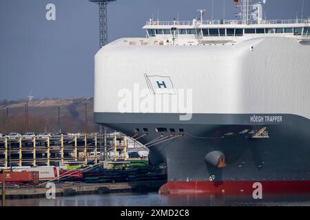 Le transporteur automobile norvégien Hoeegh Trapper, dans le terminal automobile du port maritime de Bremerhaven, peut transporter jusqu'à 8500 voitures, importe des véhicules étrangers Banque D'Images