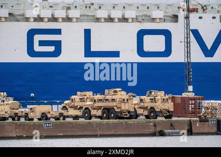 Véhicules militaires AMÉRICAINS dans le port de Bremerhaven, ils viennent des États-Unis et sont transportés vers l'Ukraine comme aide militaire, basse-Saxe, Allemagne Banque D'Images