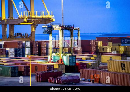 Terminal à conteneurs dans le port maritime de Bremerhaven, Eurogate Container terminal avec près de 50 portiques à conteneurs, grues, sur une longueur de plus de 4 Banque D'Images