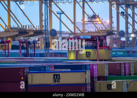 Terminal à conteneurs dans le port maritime de Bremerhaven, Eurogate Container terminal avec près de 50 portiques à conteneurs, grues, sur une longueur de plus de 4 Banque D'Images