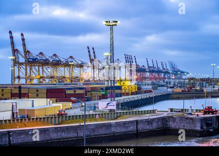 Terminal à conteneurs dans le port maritime de Bremerhaven, Eurogate Container terminal avec près de 50 portiques à conteneurs, grues, sur une longueur de plus de 4 Banque D'Images