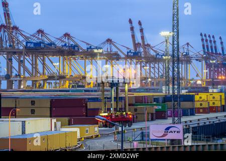 Terminal à conteneurs dans le port maritime de Bremerhaven, Eurogate Container terminal avec près de 50 portiques à conteneurs, grues, sur une longueur de plus de 4 Banque D'Images