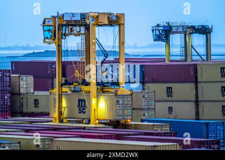 Terminal à conteneurs dans le port maritime de Bremerhaven, Eurogate Container terminal avec près de 50 portiques à conteneurs, grues, sur une longueur de plus de 4 Banque D'Images