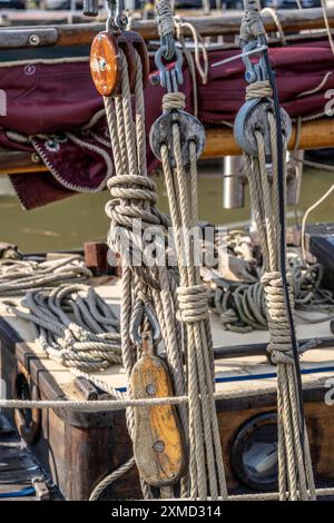 Voilier, gréement, cordes, cordes, cordes, nœuds, bateau en bois, nœuds de marin, ordre, désordre, maritime, à Bremerhaven Brême, Allemagne Banque D'Images