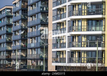 Nouveaux immeubles résidentiels, appartements entre Viertal Neuer Hafen, sur Lohmannstrasse et Weserdeich, Kommodore-Ziegenbein-Promenade, Bremerhaven, Brême Banque D'Images