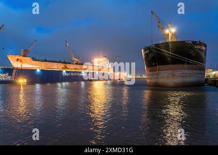 Lloyd Werft, cale sèche, cargo Atlantic Journey, chantier naval dans le port d'outre-mer de Bremerhaven, Brême, Allemagne Banque D'Images