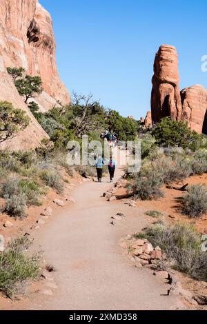 Moab, UT, États-Unis - 22 avril 2017 : randonneurs marchant sur le sentier pittoresque Devils Garden dans le parc national d'Arches Banque D'Images