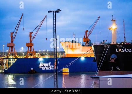 Lloyd Werft, cale sèche, cargo Atlantic Journey, chantier naval dans le port d'outre-mer de Bremerhaven, Brême, Allemagne Banque D'Images