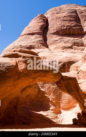 Vue de l'arche de dune de sable dans le parc national d'Arches - Moab, Utah, États-Unis Banque D'Images