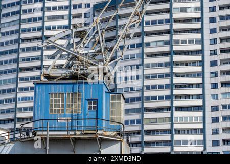 Vieux port, bassin portuaire, quartier portuaire, navires-musées, une partie des mondes portuaires, grue portuaire, grue de grande hauteur au Columbus Center, in Banque D'Images