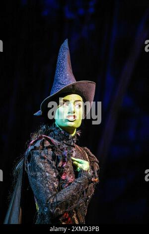 Idina Menzel (Elphaba) dans WICKED at the Apollo Victoria, Londres SW1 27/09/2006 musique et paroles : Stephen Schwartz livre : Winnie Holzman basé sur le roman de Gregory Maguire décor : Eugene Lee costumes : Susan Hilferty éclairage : Kenneth Posner mise en scène musicale : Wayne Cilento réalisateur : Joe Mantello Banque D'Images