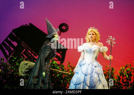 de gauche à droite : Idina Menzel (Elphaba), Helen Dallimore (Glinda) dans WICKED at the Apollo Victoria, Londres SW1 27/09/2006 musique et paroles : Stephen Schwartz livre : Winnie Holzman basé sur le roman de Gregory Maguire décor : Eugene Lee costumes : Susan Hilferty éclairage : Kenneth Posner mise en scène musicale : Wayne Cilento réalisateur : Joe Mantello Banque D'Images