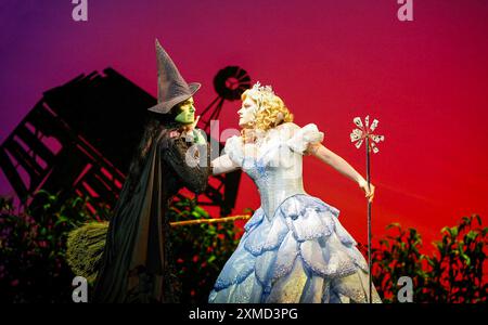 de gauche à droite : Idina Menzel (Elphaba), Helen Dallimore (Glinda) dans WICKED at the Apollo Victoria, Londres SW1 27/09/2006 musique et paroles : Stephen Schwartz livre : Winnie Holzman basé sur le roman de Gregory Maguire décor : Eugene Lee costumes : Susan Hilferty éclairage : Kenneth Posner mise en scène musicale : Wayne Cilento réalisateur : Joe Mantello Banque D'Images