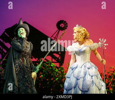 de gauche à droite : Idina Menzel (Elphaba), Helen Dallimore (Glinda) dans WICKED at the Apollo Victoria, Londres SW1 27/09/2006 musique et paroles : Stephen Schwartz livre : Winnie Holzman basé sur le roman de Gregory Maguire décor : Eugene Lee costumes : Susan Hilferty éclairage : Kenneth Posner mise en scène musicale : Wayne Cilento réalisateur : Joe Mantello Banque D'Images