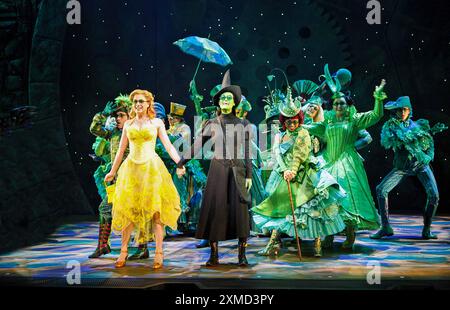 Front, l-R : Helen Dallimore (Glinda), Idina Menzel (Elphaba) dans WICKED at the Apollo Victoria, Londres SW1 27/09/2006 musique et paroles : Stephen Schwartz livre : Winnie Holzman basé sur le roman de Gregory Maguire décor : Eugene Lee costumes : Susan Hilferty éclairage : Kenneth Posner mise en scène musicale : Wayne Cilento réalisateur : Joe Mantello Banque D'Images