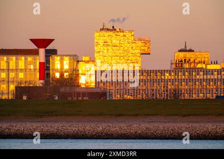 Horizon de Bremerhaven, vu à travers la Weser, bâtiment de l'Institut Alfred Wegener, Helmholtz Centre for Polar and Marine Research (AWI), devant Banque D'Images