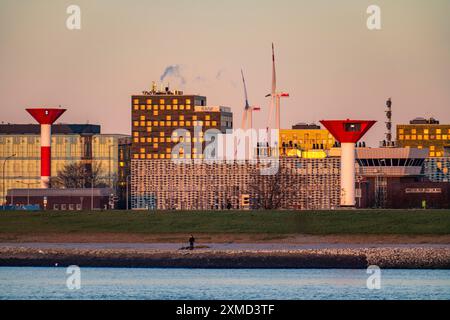 Horizon de Bremerhaven, vu à travers la Weser, bâtiment de l'Institut Alfred Wegener, Helmholtz Centre for Polar and Marine Research (AWI), devant Banque D'Images