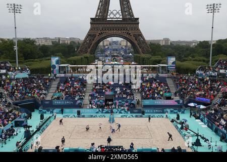Paris, France. 27 juillet 2024. Noslen Diaz Amaro/Jorge Luis Alayo Moliner, de Cuba, et Miles Partain/Andrew Benesh, des États-Unis, concourent lors du match de Beach volleyball masculin de la poule d entre les États-Unis et Cuba aux Jeux Olympiques de Paris 2024 à Paris, France, le 27 juillet 2024. Crédit : Huang Zongzhi/Xinhua/Alamy Live News Banque D'Images
