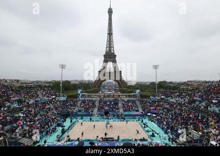 Paris, France. 27 juillet 2024. Noslen Diaz Amaro/Jorge Luis Alayo Moliner, de Cuba, et Miles Partain/Andrew Benesh, des États-Unis, concourent lors du match de Beach volleyball masculin de la poule d entre les États-Unis et Cuba aux Jeux Olympiques de Paris 2024 à Paris, France, le 27 juillet 2024. Crédit : Huang Zongzhi/Xinhua/Alamy Live News Banque D'Images
