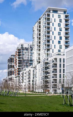 Quartier résidentiel moderne le long de Toulouser Allee, immeubles de grande hauteur avec appartements et bureaux, sur d'anciennes installations ferroviaires, gare de marchandises Banque D'Images