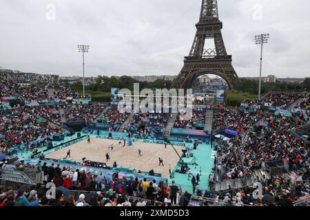 Paris, France. 27 juillet 2024. Noslen Diaz Amaro/Jorge Luis Alayo Moliner, de Cuba, et Miles Partain/Andrew Benesh, des États-Unis, concourent lors du match de Beach volleyball masculin de la poule d entre les États-Unis et Cuba aux Jeux Olympiques de Paris 2024 à Paris, France, le 27 juillet 2024. Crédit : Huang Zongzhi/Xinhua/Alamy Live News Banque D'Images