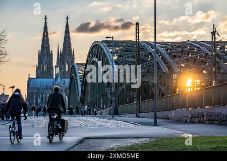 Panorama, horizon de Cologne, avec la cathédrale et le pont ferroviaire, Pont Hohenzollern, sur le Rhin, coucher de soleil, Rhénanie du Nord-Westphalie, Allemagne Banque D'Images