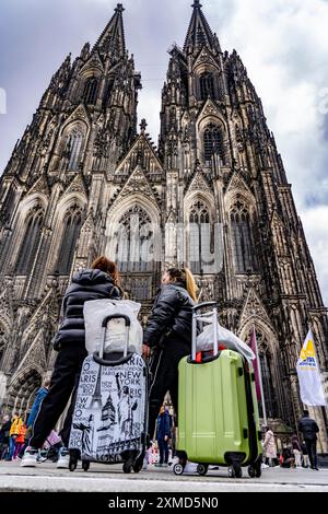 Domplatte, Cathédrale de Cologne, touristes avec valises, Cologne Rhénanie du Nord-Westphalie, Allemagne Banque D'Images