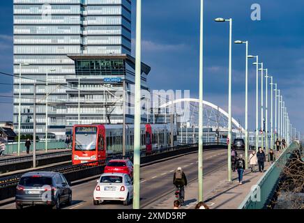 Kennedyufer à Cologne Deutz, sur le Rhin, tour Lanxess, bâtiment administratif, tram sur le pont Deutz, Cologne, Rhénanie du Nord-Westphalie, Allemagne Banque D'Images