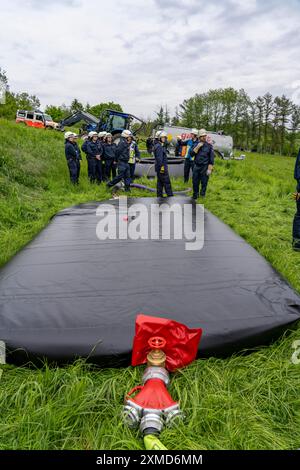 Exercice de lutte contre les incendies de forêt par les pompiers d'Essen, l'approvisionnement en eau a été répété sur de plus longues distances jusqu'aux lieux, des bassins d'eau ont été mis en place Banque D'Images