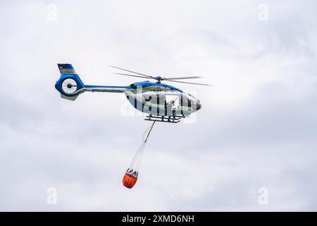 Exercice de lutte contre les incendies de forêt des pompiers d'Essen, l'approvisionnement en eau a été répété sur de plus longues distances jusqu'au lieu de l'opération, l'eau Banque D'Images