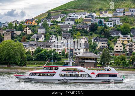 Bateau d'excursion Boppard, sur le Rhin dans la vallée du Haut-Rhin moyen, toile de fond de la ville d'Oberwesel, Rhénanie-Palatinat, Allemagne Banque D'Images