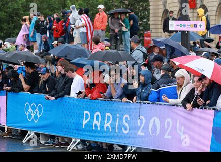 Paris, France. 27 juillet 2024. Jeux olympiques, Paris 2024, cyclisme, route, hommes, contre-la-montre individuel, les spectateurs attendent sous la pluie les cyclistes. Crédit : Jan Woitas/dpa/Alamy Live News Banque D'Images