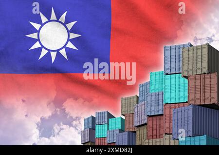 Drapeau de Taiwan et grande pile de conteneurs de fret maritime dans les docks avec fond de ciel de près Banque D'Images