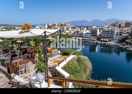 Taverne Gioma au-dessus du village d'Agios Nikolaos, dans la partie orientale de la Crète, vue sur le lac Voulismeni, relié à la mer, vieille ville, Grèce Banque D'Images