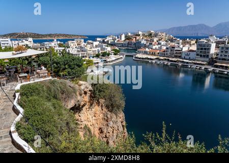 Taverne Gioma au-dessus du village d'Agios Nikolaos, dans la partie orientale de la Crète, vue sur le lac Voulismeni, relié à la mer, vieille ville, Grèce Banque D'Images