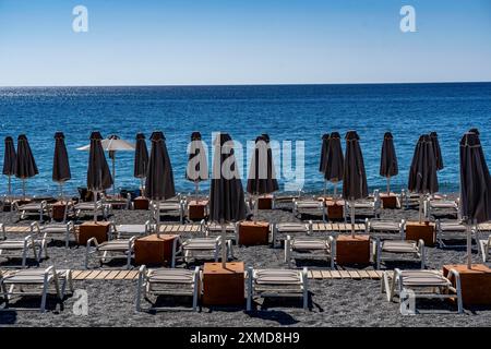 Plage, vide, organisée, avec chaises longues et parasols, restauration, baie à Koutsounari Beach, sur l'île de Crète, au sud-est de l'île Banque D'Images