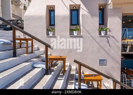Taverne Gioma au-dessus du village d'Agios Nikolaos, dans la partie orientale de la Crète, vue sur le lac Voulismeni, relié à la mer, vieille ville, Grèce Banque D'Images