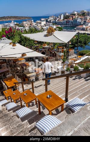 Taverne Gioma au-dessus du village d'Agios Nikolaos, dans la partie orientale de la Crète, vue sur le lac Voulismeni, relié à la mer, vieille ville, Grèce Banque D'Images