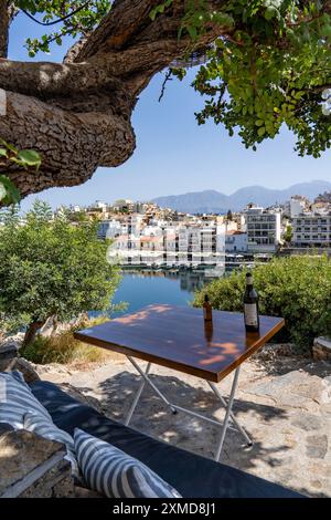 Taverne Gioma au-dessus du village d'Agios Nikolaos, dans la partie orientale de la Crète, vue sur le lac Voulismeni, relié à la mer, vieille ville, Grèce Banque D'Images