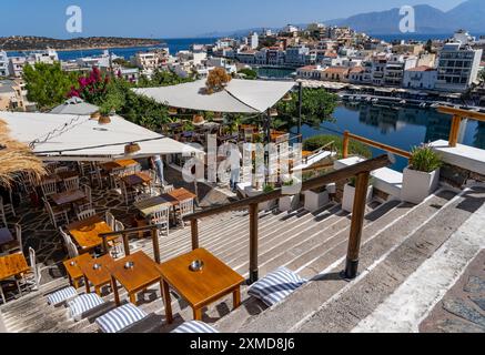 Taverne Gioma au-dessus du village d'Agios Nikolaos, dans la partie orientale de la Crète, vue sur le lac Voulismeni, relié à la mer, vieille ville, Grèce Banque D'Images